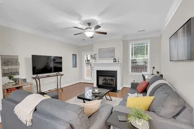 Image de Charming Townhome, Prime Location, Historic, Mins to Usc, TVs, Parking, Fireplace, W/D