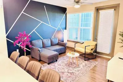 Image de 15 Min to Parks, Pet-Friendly, King Bed & Amenities