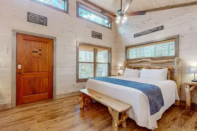 Serene cabin w\/ free attraction tickets, firepit, deck, hot tub & no steps