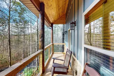 Serene cabin w\/ free attraction tickets, fire pit, deck, grill - dog friendly