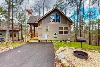 Relaxing dog friendly studio w\/ free attraction tickets, fire pit, grill, Wi-Fi