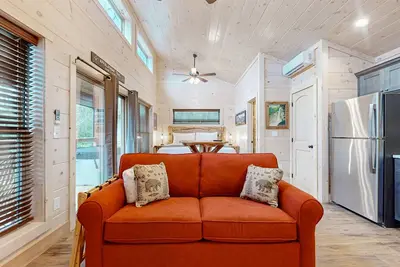 Image de Cozy dog-friendly cabin w\/ free attraction tickets, hot tub, Wi-Fi, & fire pit