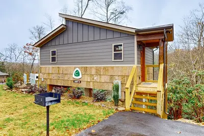 Image de Tranquil cabin w\/ free attraction tickets, hot tub, picnic area - dogs welcome!