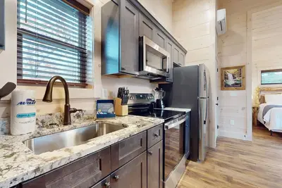 Image de Cozy studio cabin w\/ free attraction tickets, hot tub, Wi-Fi, & full kitchen