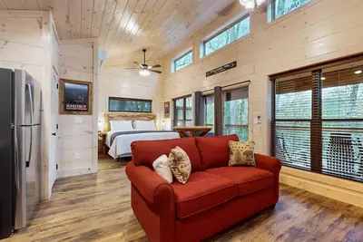 Image de Studio w\/ free attraction tickets, fire pit, deck, Wi-Fi, hot tub - dogs welcome