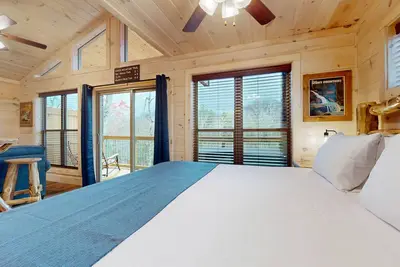 Image de Studio cabin w\/ free attraction tickets, hot tub, grill & picnic area