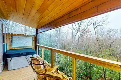 Image de Cozy cabin w\/ free attraction tickets, hot tub, streaming Tv, fire pit