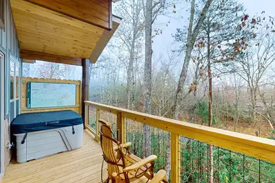 Studio w\/ free attraction tickets, hot tub, fire pit, deck, shared picnic area