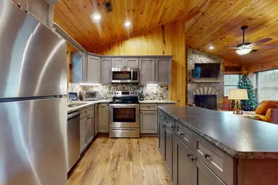Image de Riverside escape w\/ free attraction tickets, fire pit, hot tub, & screened porch