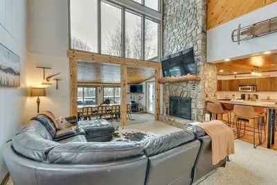 Image de 6 Mi to Skiing: Home w/ Hot Tub in Seven Devils!
