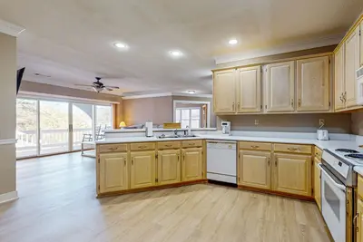 Image de Beautiful condo with plenty of space, shared pool and mountain views