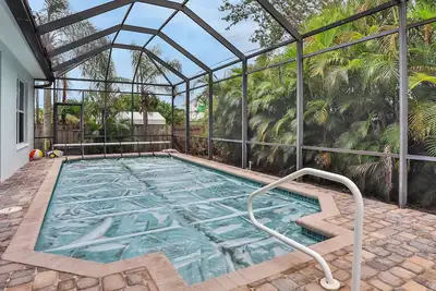Image de Modern Oasis with Pool, Ac & WiFi, Minutes to Gulf Beaches!