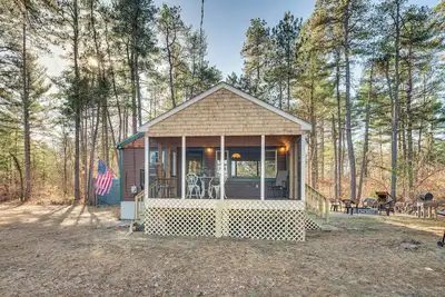 Image de 'Camp Crescendo' Rustic Waterboro Cabin By Lake