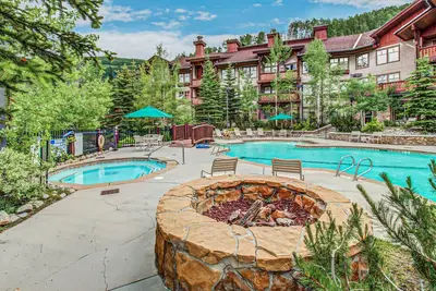 Image de Relaxing mountain-view condo with shared hot tub, pool & more-walk to ski lifts