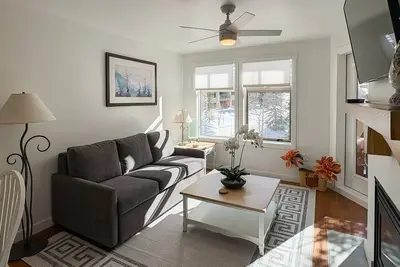 Image de Cozy mountain-view condo with shared hot tub, pool & more - walk to ski lifts