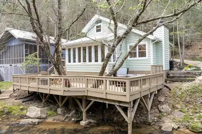 Image de Riverfront Cottage! Hot tub! Foosball! Firepit!