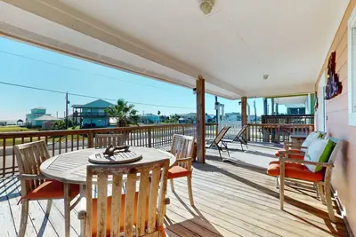 Image de Coastal home with a view of the bay, downstairs suite, & steps to beach.