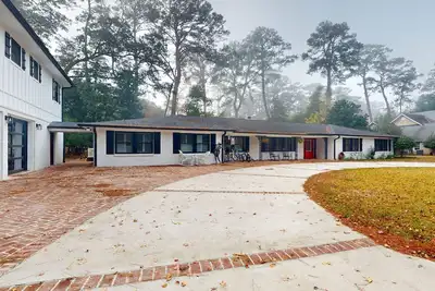 Image de Relax in historic charm with modern comforts in beautiful Isle of Hope