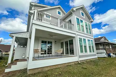 Image de Spacious pet friendly waterfront house w/deck, patio, balcony & gas grill