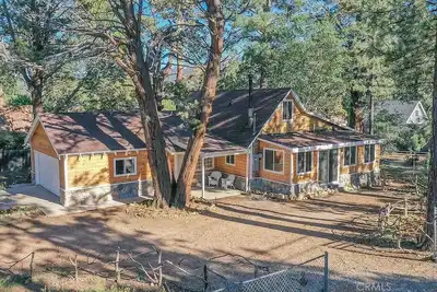 Image de Cheerful vintage cabin with modern amenities