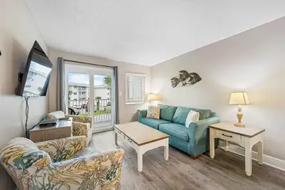 Image de Coastal 2nd floor condo with pools, hot tubs, tennis, balcony, & elevator