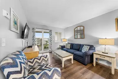 Image de Coastal 3rd floor condo with pools, hot tubs, tennis, balcony, & elevator