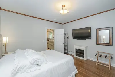 Image de Warm Nest Inn - Spacious, Luxurious  2-bedroom, one block to St Mary's