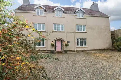 Norchard Farm House, pet friendly, with hot tub in St Florence