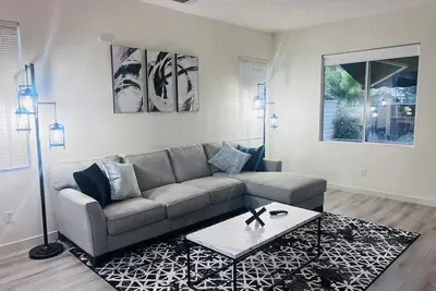 Image de Stylish & Fully Renovated Home – Perfect for Relaxation & Adventure!