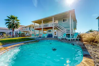 Image de Spacious home on the bay with water views and private pool