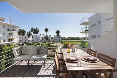 Image de Appartement \"Golden Sky\" avec piscine partagée, Wi-Fi et climatisation