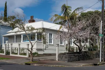 Image de Surrounded by nature, The Urban Villa in Ponsonby offers  an indoor / outdoor terrace.