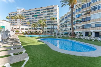 Image de Studio de vacances 'Yumbo Playa' avec piscine partagée, terrasse privée et Wi-Fi