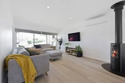 Image de 3 bedroom, pet friendly home Cbd