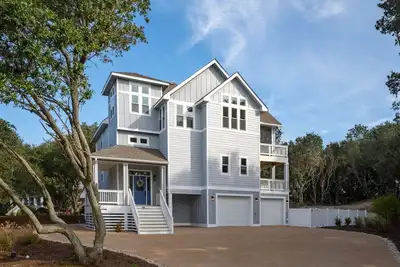 Bubbles Up: New Construction, Private Pool, Hot Tub