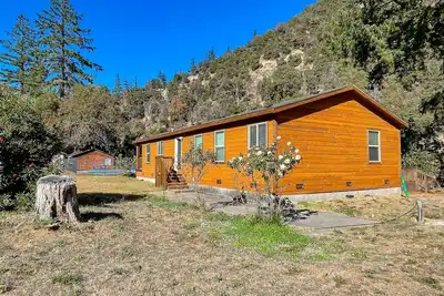 Image de Tranquil riverfront getaway, private pool, seasonal fruit trees, & fishing