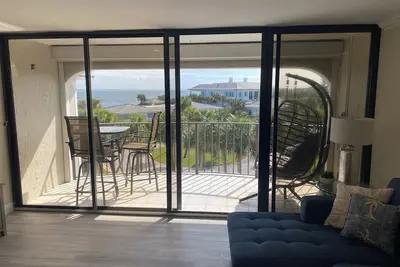 Image de Ocean Front Condo - Just Renovated & Furnished with pool Pickle ball & Tennis