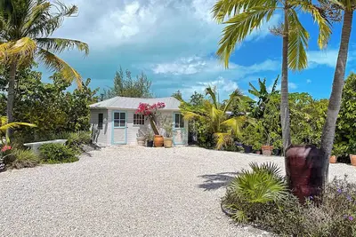 Image de Tropical Oasis Retreat: Romantic Upstairs Unit with Pool View and Balcony