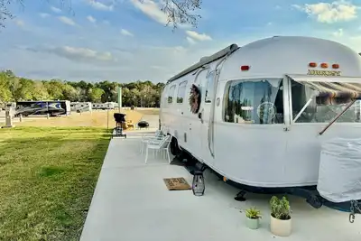 Cozy Glamping in Willis, Tx. Pet Friendly