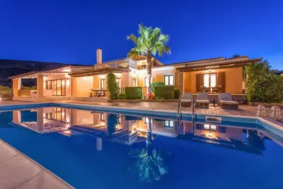 Image de Olive Grove Luxurious Villa with Private Pool, Est