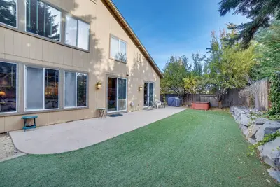 Image de 7 Miles to Downtown Reno w/ Hot Tub: Cozy Getaway