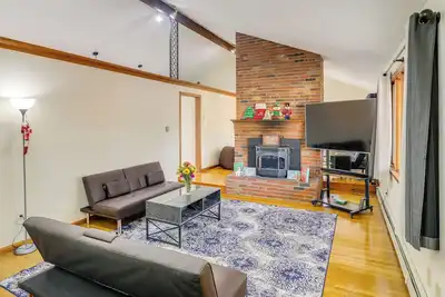 Image de Peek-a-Boo Lake Views & Yard: Windham Home