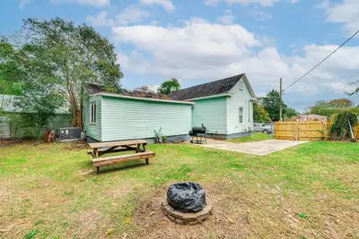 Image de 1 Mi to Stadium: Home w/ Porch in Greenville!