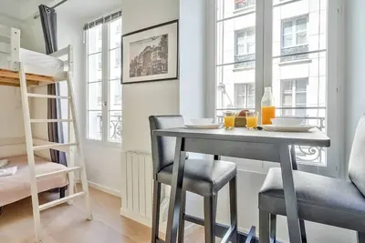 Image de Cute Mezzanine Studio in the Heart of Paris (2m)