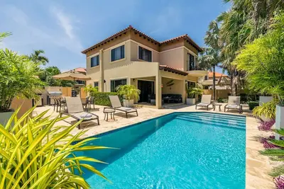 Image de Exquisite Poolside Living with 3br & 2ba at Diamante 165 by Bocobay