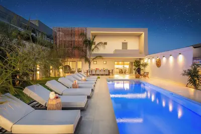 Image de Hypnosis Beachside Villa-Heated Pool-Spasious-Basketball C. -Ping Pong-Projector