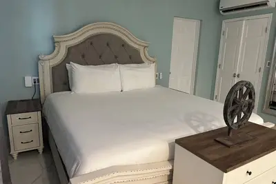 Image de Palm Cottage-Studio Unit. Only 150 Steps to Grace Bay and the Beach-Adults Only!