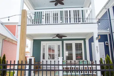 Image de Palm Palace: 3 bed/2. 5 bath Lakeside Cottage w/ King Beds & Game Room!