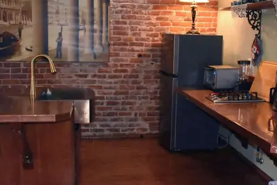 Image de Beautifully centrally located loft. Bar music venue can be  loud on weekends
