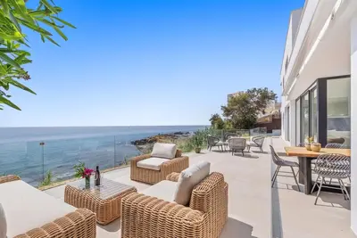 Image de Luxury 6 Bedrooms right on the Beach